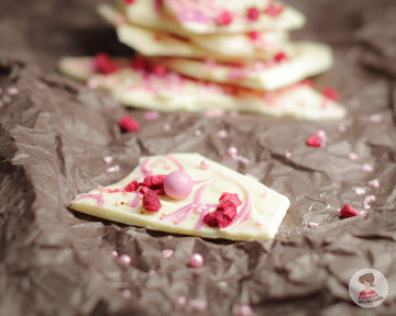 Weiße Bruchschokolade mit Cake Drip und Streuseln