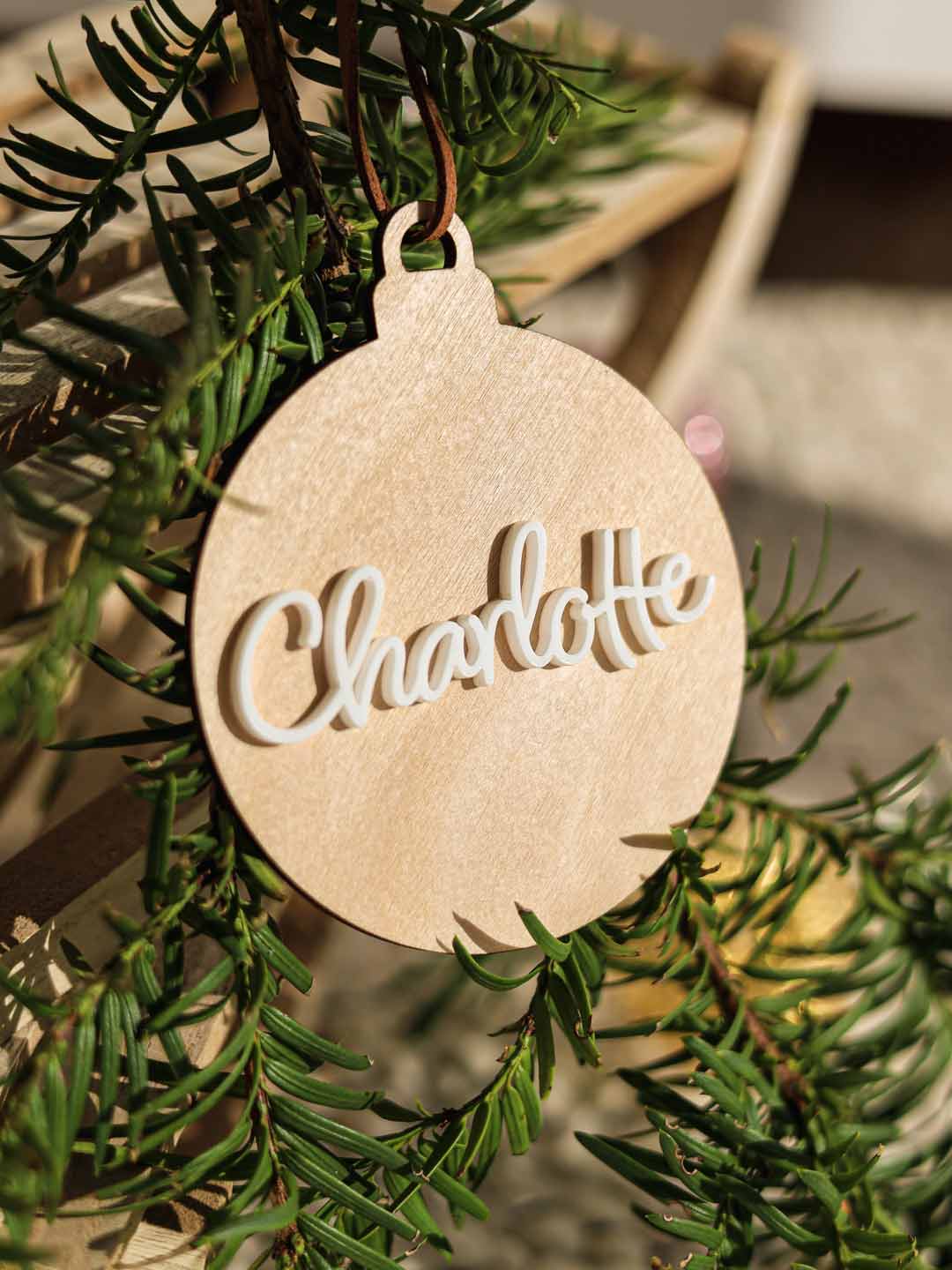 Personalisierte Christbaumkugel aus Holz mit 3D-Wunschname