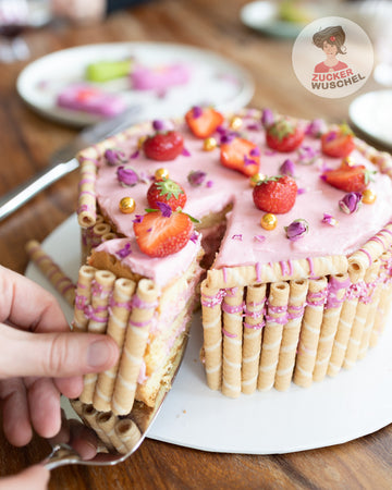 Erdbeertorte mit essbaren Rosen dekoriert