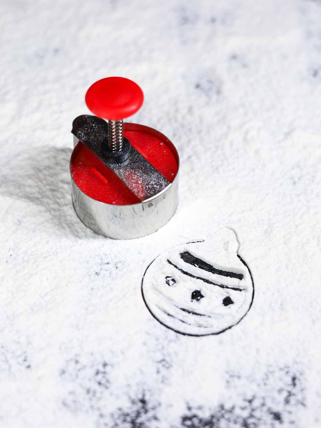 Mini-Ausstecher Weihnachtskugel mit Prägestempel