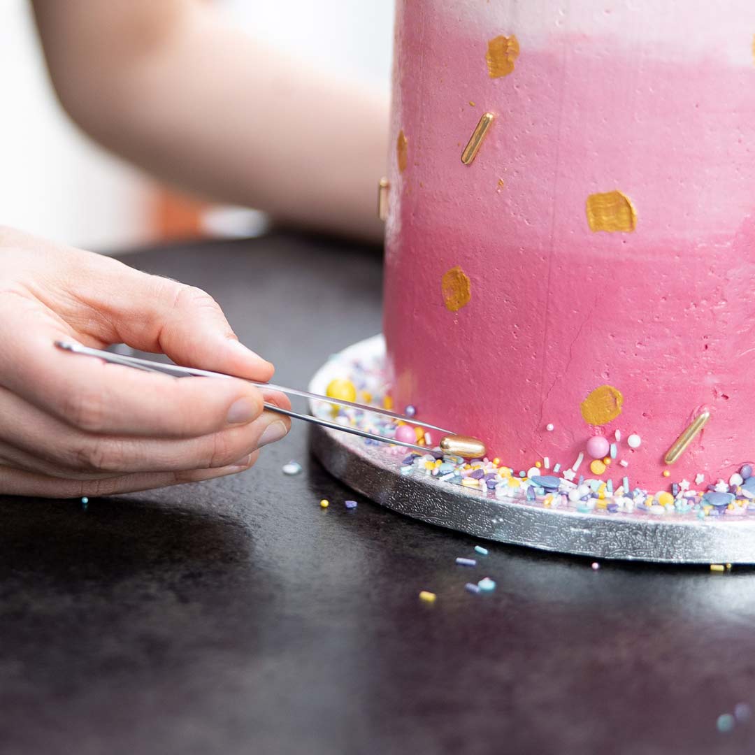 Zuckerstreusel mit essbarem Kleber festkleben