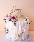 Eleganter Cake Topper Happy Birthday auf moderner Geburtstagstorte