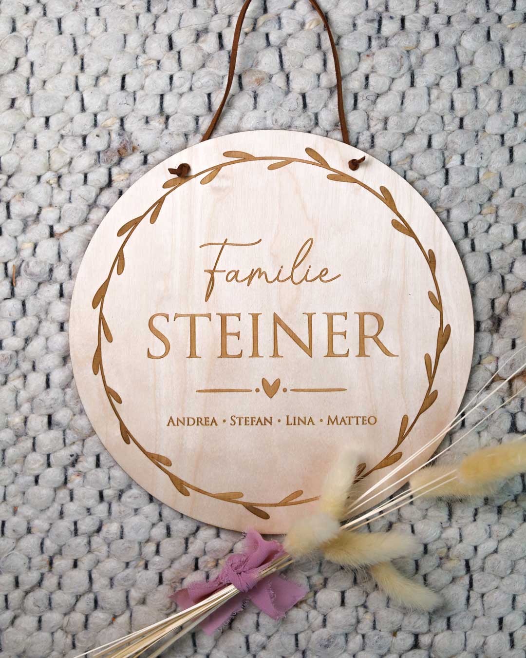 Rundes Türschild aus Holz mit Gravur für Familie – dekorativer Blickfang im Eingangsbereich