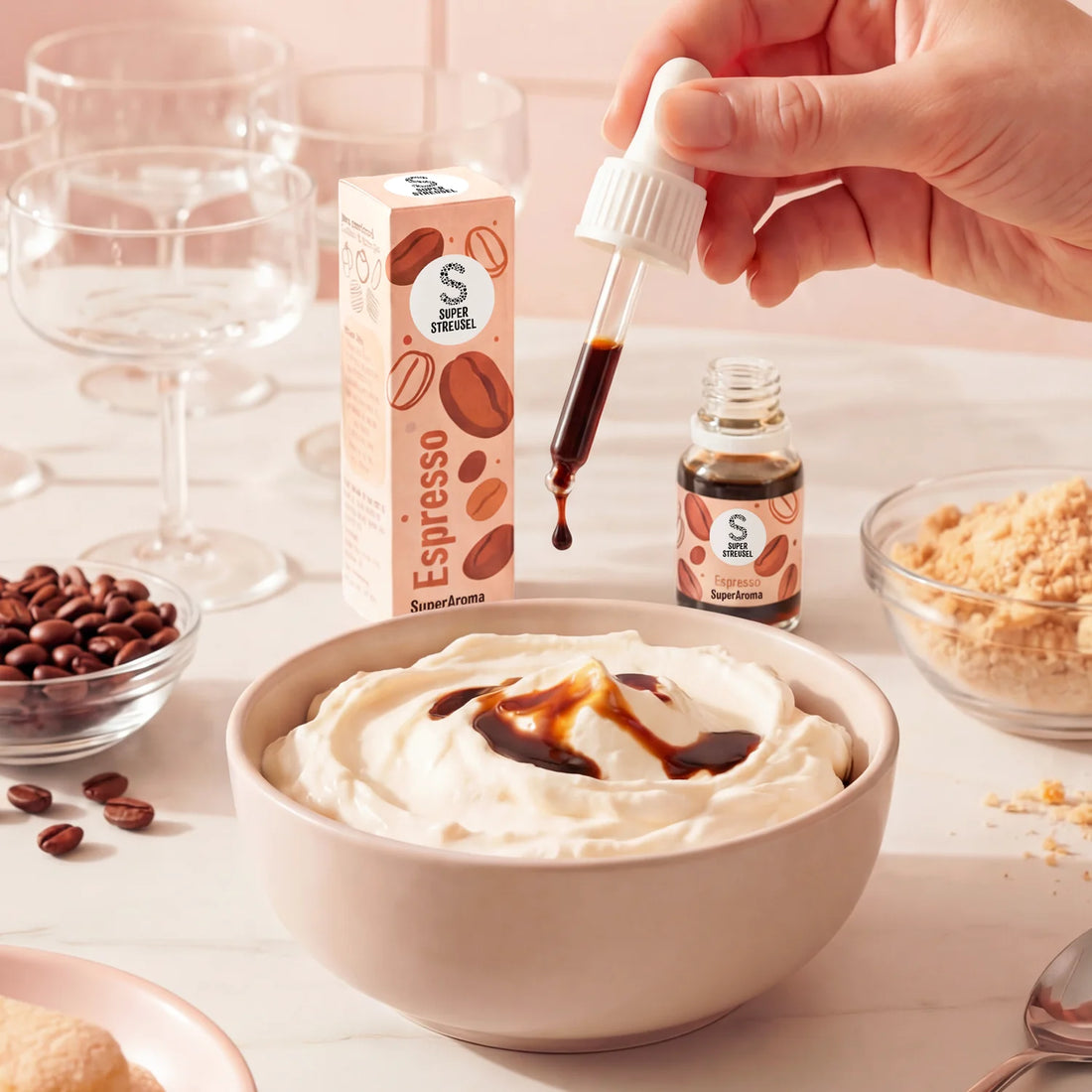 SuperAroma Espresso – Fläschchen und Verpackung auf Sockel mit Kaffeebohnen