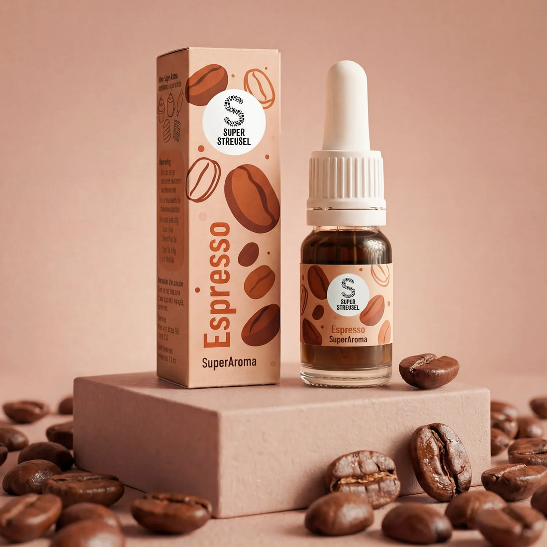 SuperAroma Espresso – Fläschchen und Verpackung auf Sockel mit Kaffeebohnen