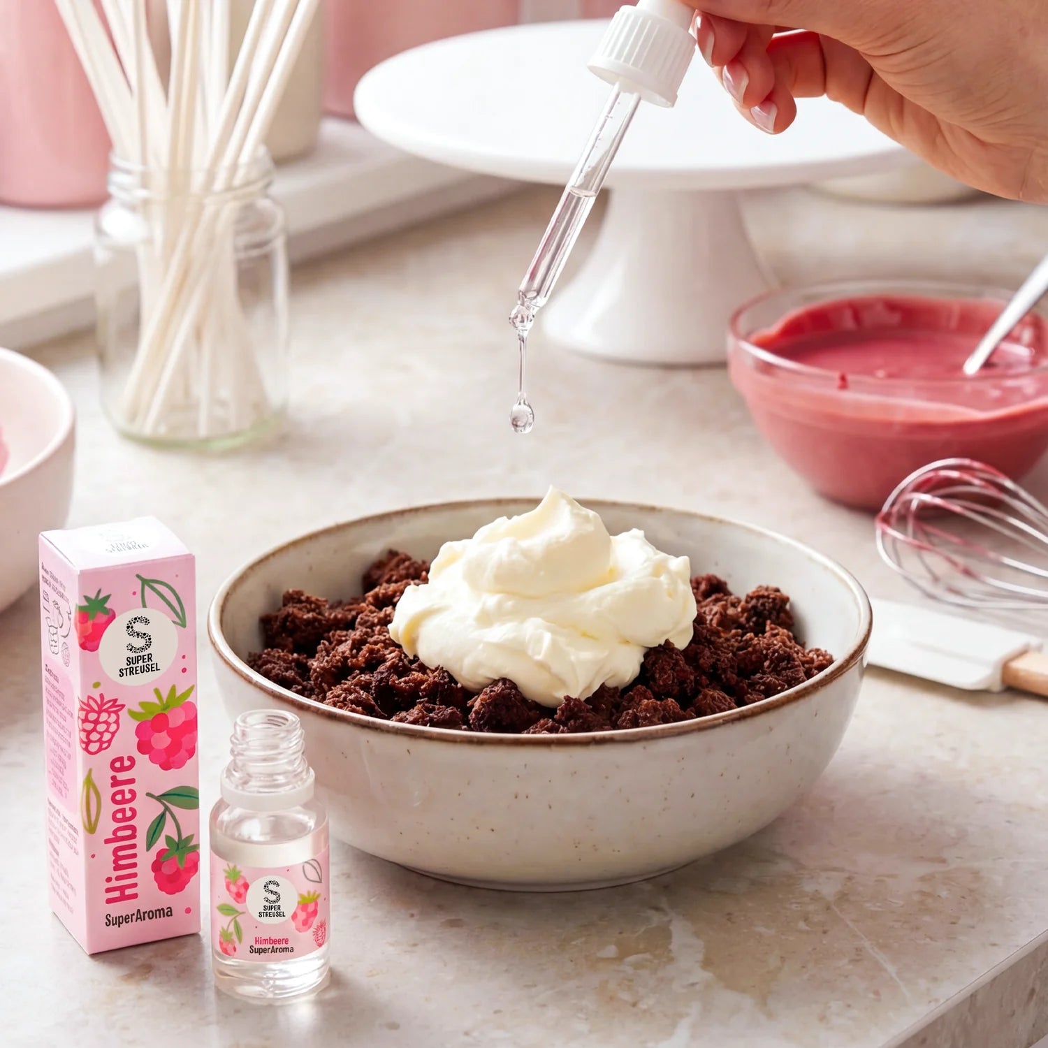 SuperAroma Himbeere wird tropfenweise in Schlagsahne auf Schokoladencrumble gegeben