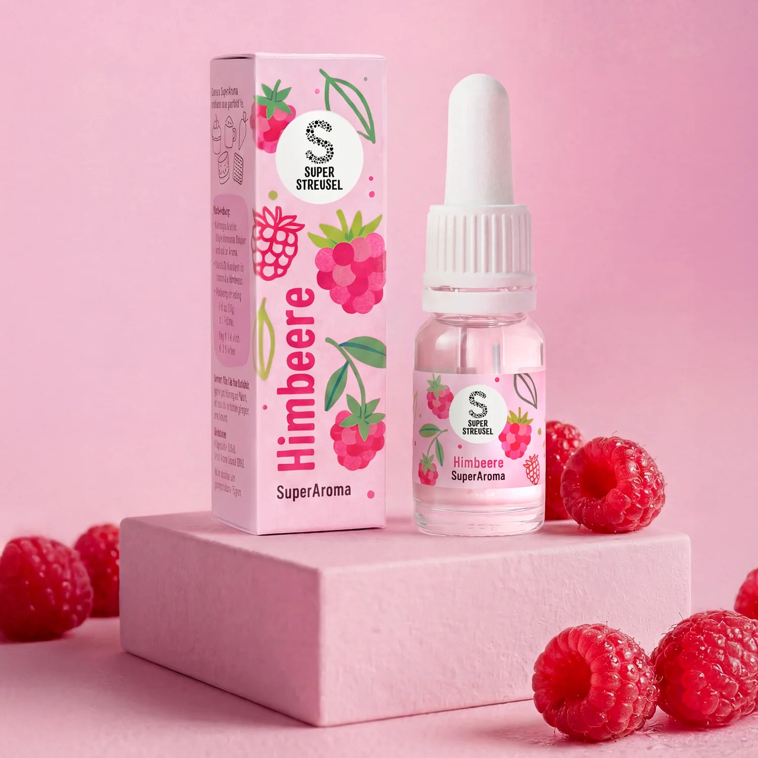 SuperAroma Himbeere – Fläschchen und Verpackung auf Sockel mit frischen Himbeeren