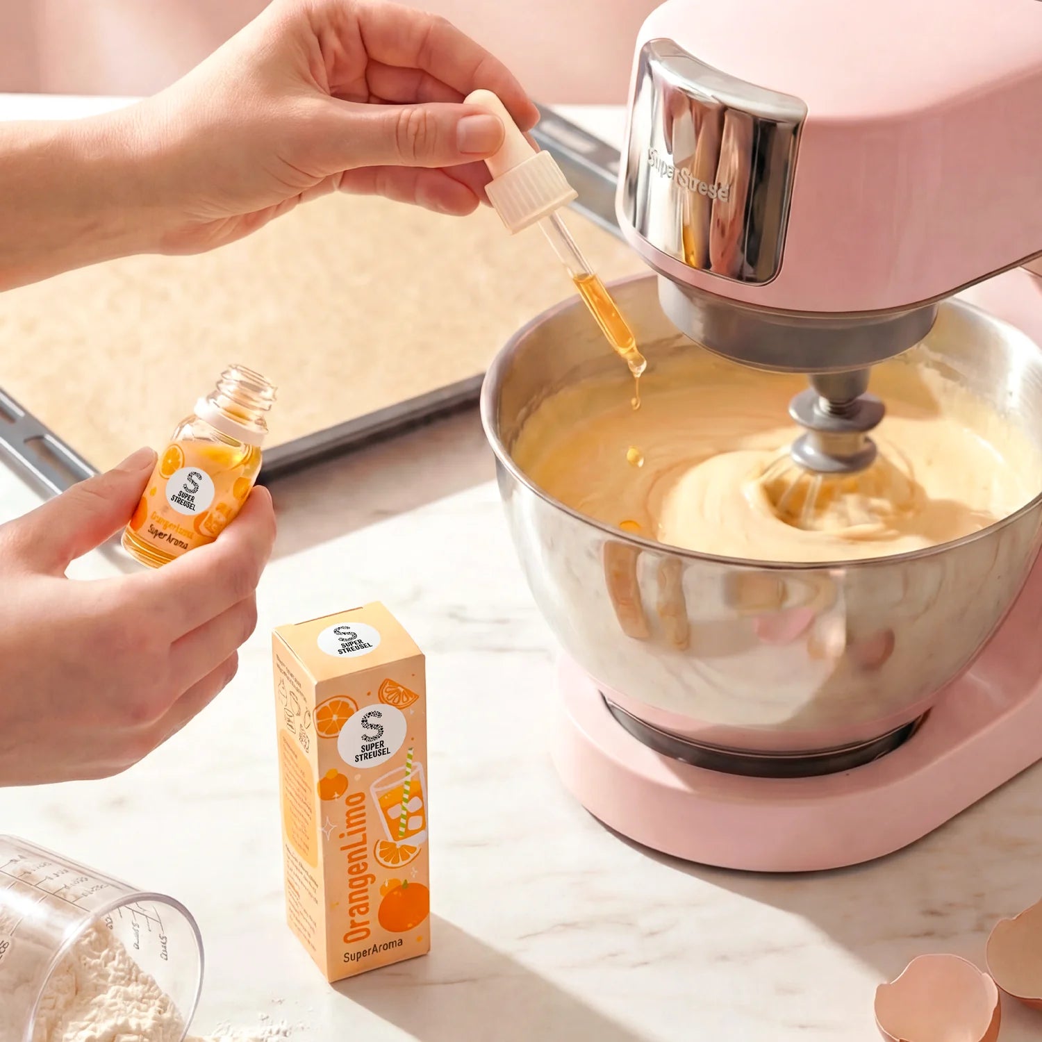 SuperAroma OrangenLimo wird tropfenweise in Kuchenteig in der Küchenmaschine gegeben