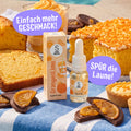 SuperAroma OrangenLimo – Backaroma Fläschchen mit Orangenkuchen und Tartelettes im Hintergrund