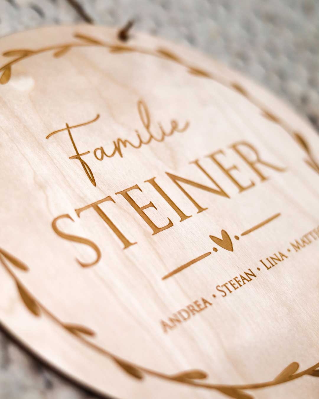 Türschild aus Holz mit Familiennamen graviert – personalisiertes Familienschild
