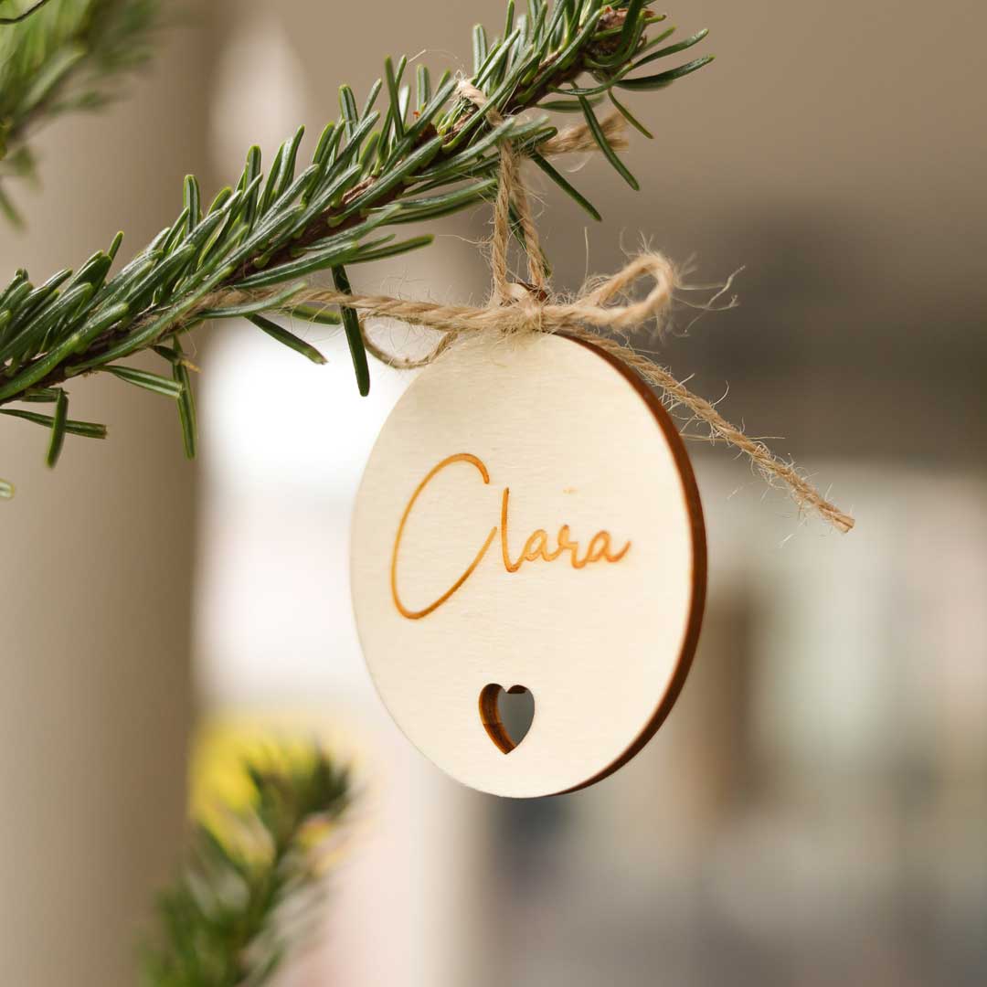 Weihnachtsschmuck Geschenkanhänger "Christbaumkugel" personalisiert aus Holz